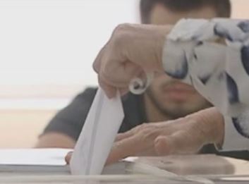 «Φωτιά» στο πολιτικό σκηνικό βάζουν νέες δημοσκόπησεις