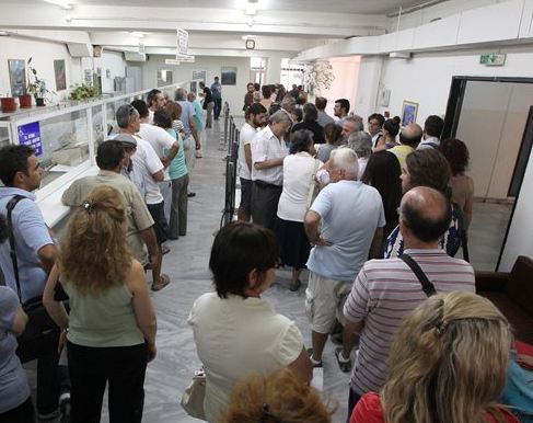 Σε δόσεις οι μειώσεις στα ειδικά μισθολόγια