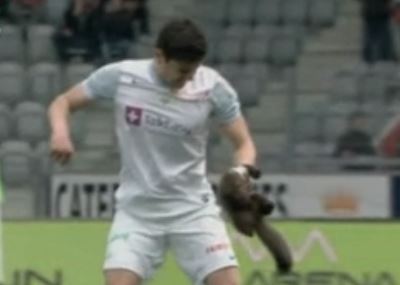 Θρασύτατο κουνάβι δάγκωσε αμυντικό μέσα στο γήπεδο