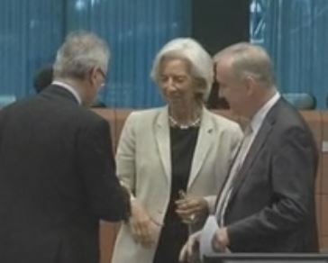 Επιμένει σε νέο «κούρεμα» του ελληνικού χρέους το ΔΝΤ