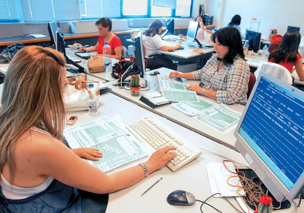 Στην τσιμπίδα της εφορίας χιλιάδες ελεύθεροι επαγγελματίες