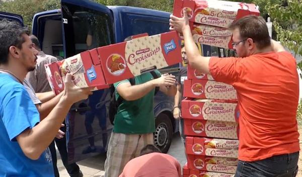 Παράδοση ειδών πρώτης ανάγκης από το ΠΑΜΕ στους μετανάστες στο Πεδίον του Άρεως