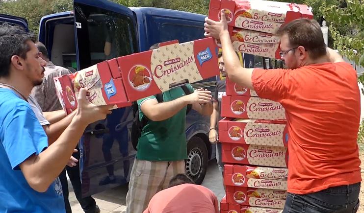 Παράδοση ειδών πρώτης ανάγκης από το ΠΑΜΕ στους μετανάστες στο Πεδίον του Άρεως