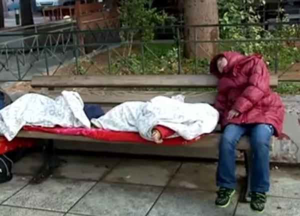 Πλατεία Βικτωρίας: Γεμίζει πάλι με πρόσφυγες και μετανάστες