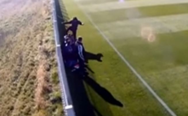 Σάλος στη Ρουμανία με προπονητή που κλωτσάει 16χρονο παίκτη