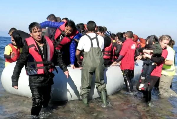 Λέσβος: Συνεχίζουν να φτάνουν πλαστικές βάρκες με πρόσφυγες – Βουνό τα σωσίβια