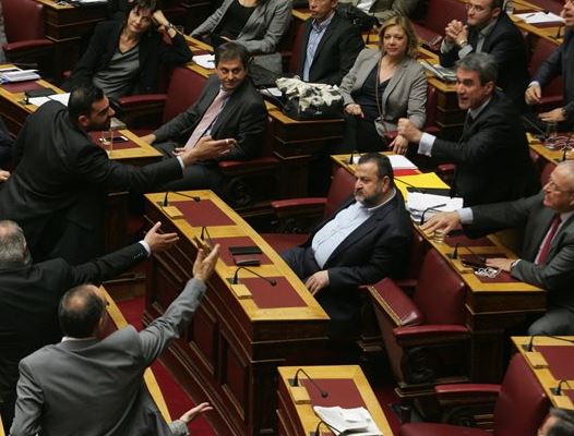 Πρωτοφανής ένταση στη Βουλή στη συνεδρίαση για την ΠΝΠ