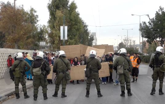 ΜΑΤ απέκλεισαν τους πρόσφυγες που έκαναν πορεία, στην Πέτρου Ράλλη