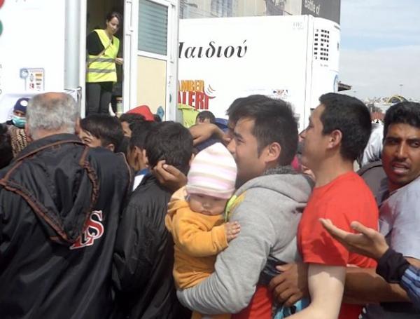 Πειραιάς: Ουρές και σπρώξιμο με μωρά στην αγκαλιά για μια μερίδα φαγητό