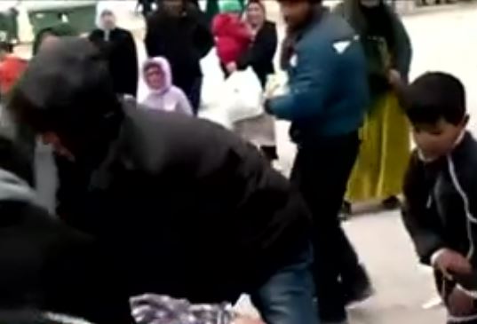 Εικόνες ντροπής στη Λάρισα: «Μάχη» προσφύγων για τρόφιμα και άλλα είδη
