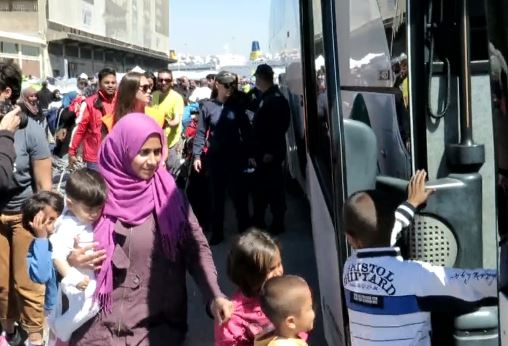 Με πούλμαν για τα Ιωάννινα και τη Λάρισα αναχωρούν πρόσφυγες από τον Πειραιά