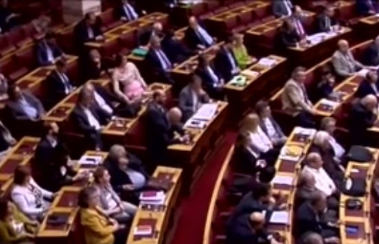 Στα «μαχαίρια» ΣΥΡΙΖΑ-Αντιπολίτευση για τη συγκέντρωση με σύνθημα «Παραιτηθείτε»