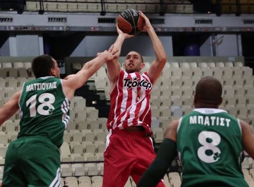 Μπάσκετ: Ολυμπιακός – Παναθηναϊκός 55 – 45 στο «άδειο» ΣΕΦ