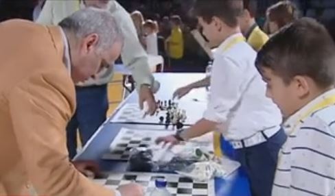 Γκ.Κασπάροβ: Ο κορυφαίος σκακιστής έπαιξε με 15 παιδιά στην Αθήνα