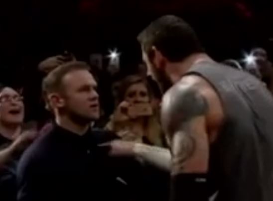 Ο Ρούνεϊ «ξάπλωσε» παλαιστή με ένα χαστούκι