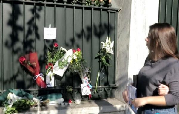 Λουλούδια και κεριά από τον κόσμο που συγκεντρώθηκε στην γαλλική πρεσβεία