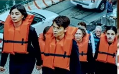 Νέα Υόρκη: Ελληνίδα κυκλοφορεί με σωσίβιο για να ευαισθητοποιήσει την κοινή γνώμη