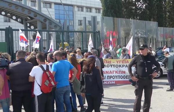 Διαμαρτυρία εκπαιδευτικών έξω από το Υπουργείο Παιδείας