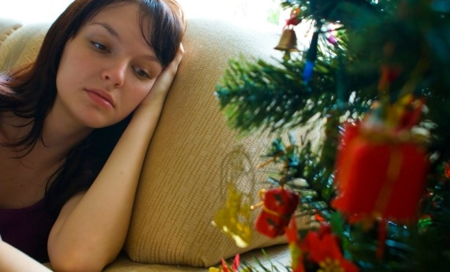 Η μελαγχολία των Χριστουγέννων: Πού οφείλεται και πώς μπορεί να αντιμετωπιστεί