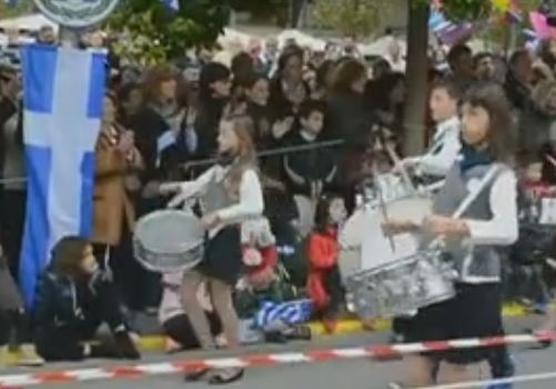 Και ο ύμνος του ΕΑΜ στη μαθητική παρέλαση στο Χαλάνδρι
