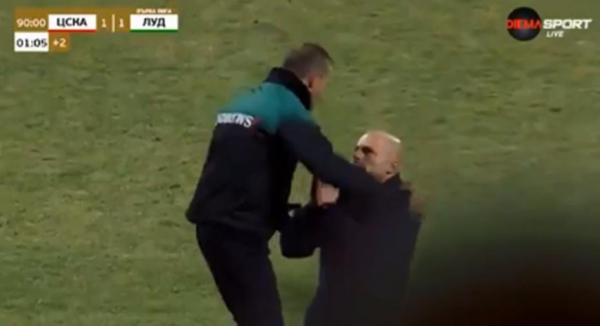 Προπονητής παρακαλά γονατιστός τον 4o διαιτητή για τις καθυστερήσεις