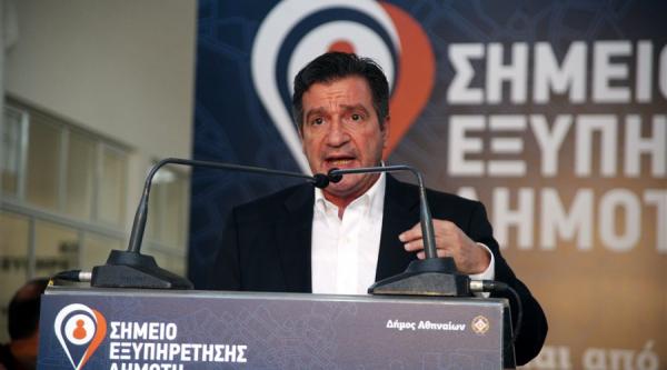 Επίθεση έξω από τα γραφεία της ΚΕΔΕ δέχθηκε ο Γ.Καμίνης