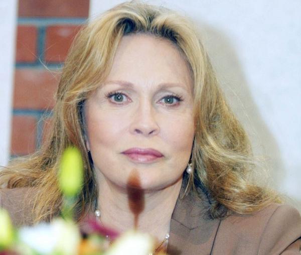 H Φέι Ντάναγουεϊ επιστρέφει στο Μπρόντγουεϊ – Θα υποδυθεί την Κέθριν Χέπμπορν