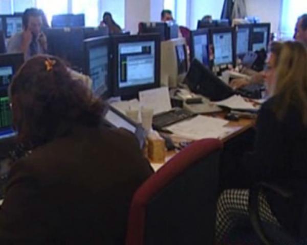 Περιορίζονται οι νέες χορηγήσεις δανείων – Αναταράξεις στις τιμές του πετρελαίου