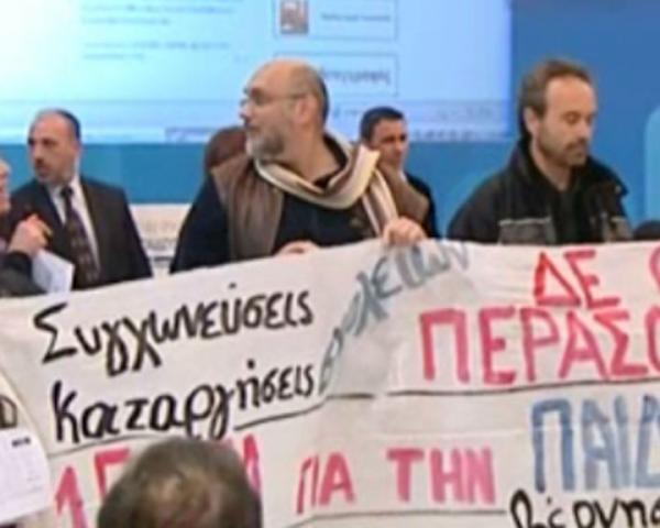 Επεισοδιακή ομιλία Διαμαντοπούλου προς τους δημάρχους για τις συγχωνεύσεις σχολείων