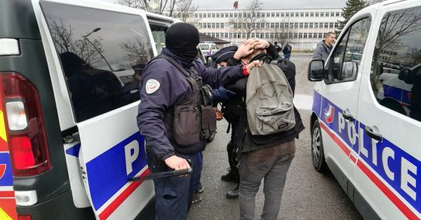 Γάλλος υπουργός Παιδείας : Σοκαριστική η εικόνα σύλληψης των μαθητών