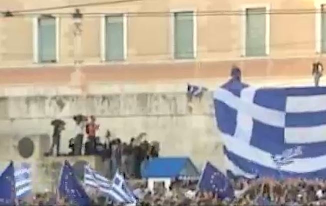 Χιλιάδες πολίτες στη συγκέντρωση «Μένουμε Ευρώπη» στο Σύνταγμα
