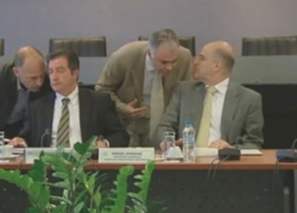 Νέες επαφές Δένδια για τον περιορισμό των μικρών συγκεντρώσεων