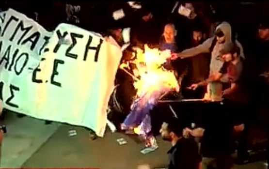 Ένταση και προσαγωγές στο συλλαλητήριο στο Σύνταγμα