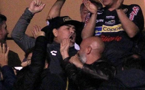 Επιτέθηκε σε αντίπαλους οπαδούς ο Μαραντόνα