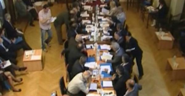 «Όχι» σε συνάντηση με την τρόικα, λένε οι δικηγόροι ολόκληρης της χώρας