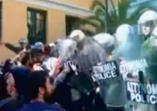 Επεισόδια με δύο τραυματίες κατά την προσαγωγή των συλληφθέντων στα συλλαλητήρια της Δευτέρας