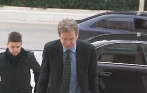 Επιμένει η τρόικα στις απολύσεις στο Δημόσιο