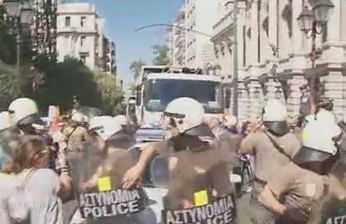 Ενταση μεταξύ εργαζομένων στους Δήμους και Δυνάμεων ΜΑΤ