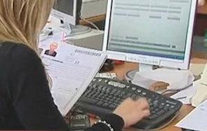 Η τρόικα θέλει 15.000 λιγότερους δημόσιους υπαλλήλους μέσα στο 2012