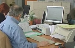 Η τρόικα θέλει έτοιμο το σχέδιο για την απομάκρυνση από το Δημόσιο