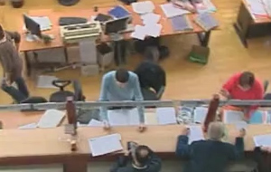 Προσπάθεια της κυβέρνησης για να μην γίνουν απολύσεις στο Δημόσιο