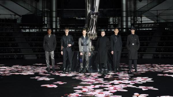 Το fembot της Dior που έκλεψε τα βλέμματα