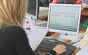 «Οχι» της κυβέρνησης σε απολύσεις δημοσίων υπαλλήλων