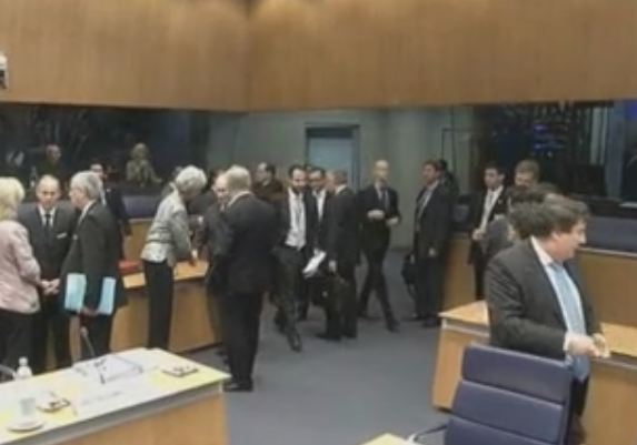 Ούτε ευρώ στην Ελλάδα μέχρι να κρίνει το Eurogroup ότι το μνημόνιο ξανακυλάει