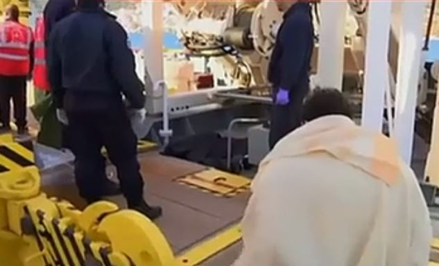 Οι λιμενικοί βάζουν τούρκο δουλέμπορο να δει τις σορούς νεκρών παιδιών