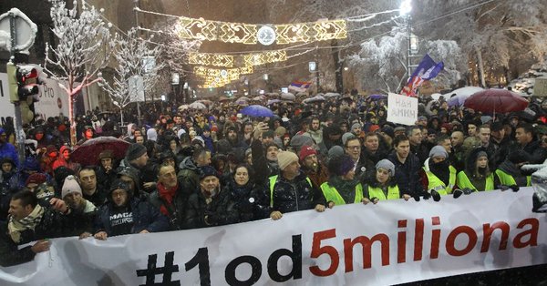 Σερβία : Μεγάλη διαδήλωση κατά του προέδρου Βούτσιτς