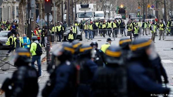Γαλλία: Και τώρα τα «μπλε γιλέκα»…