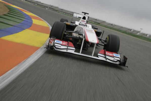 F1 2011: O Kamui Kobayashi οδηγεί τη Sauber C30 στη Valencia