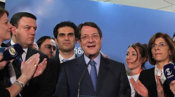 Το μνημόνιο στο επίκεντρο πριν ανοίξουν οι κάλπες στην Κύπρο