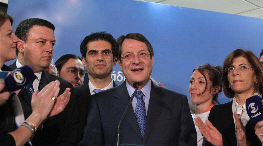 Το μνημόνιο στο επίκεντρο πριν ανοίξουν οι κάλπες στην Κύπρο